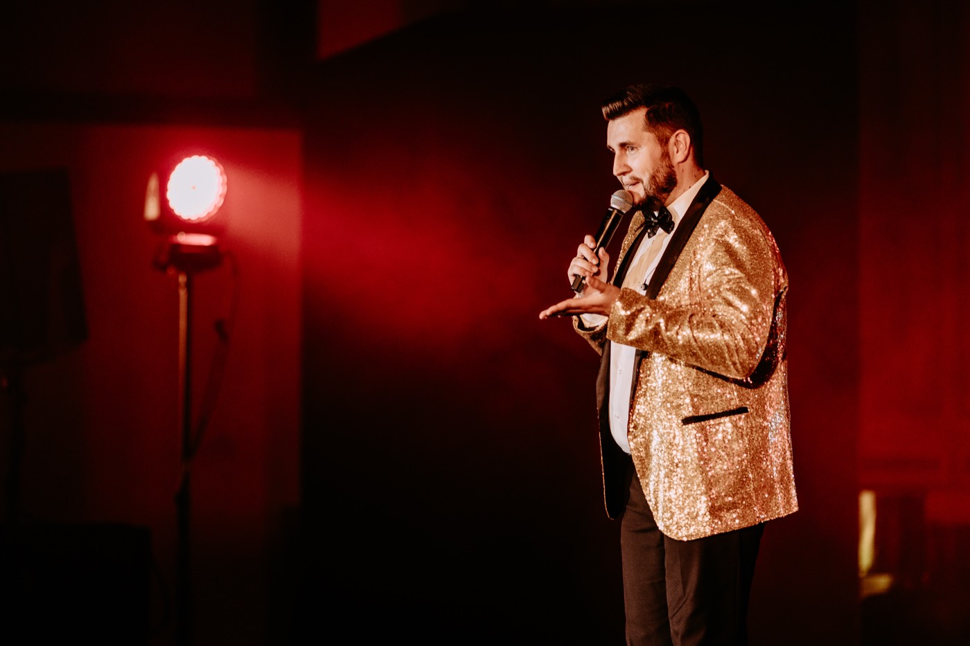 Sebastian Sikora z mikrofonem na scenie